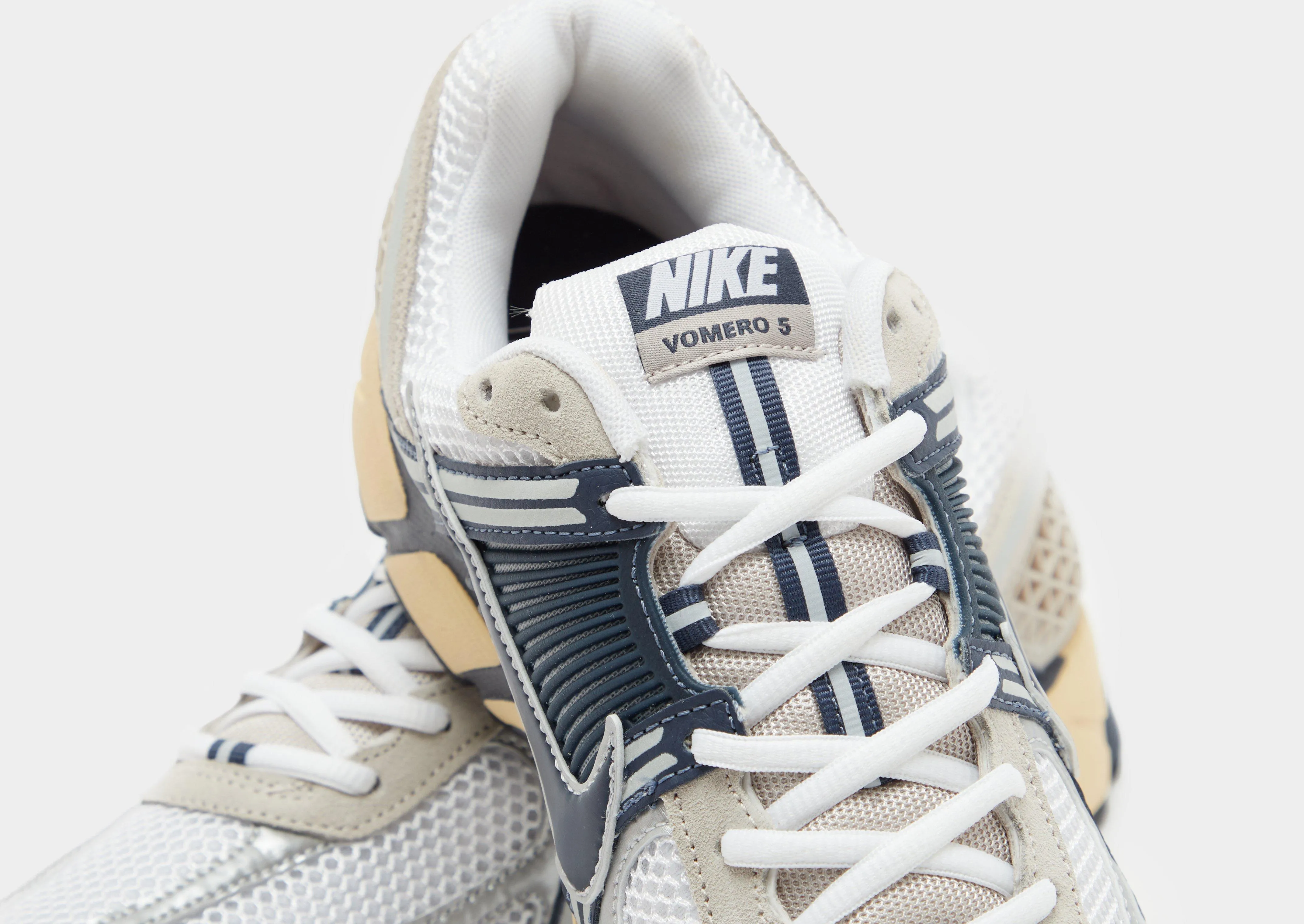 cushioned shoes Zoom Vomero 5