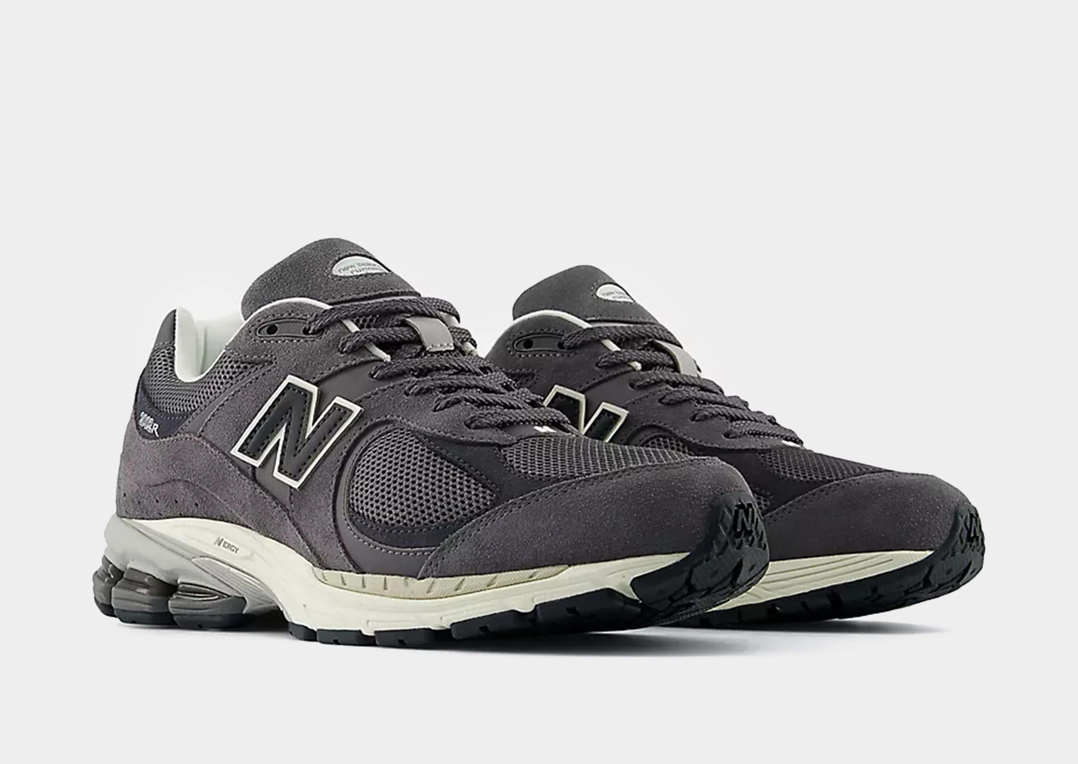 Support Tech Retro-inspired silhouette 2002R