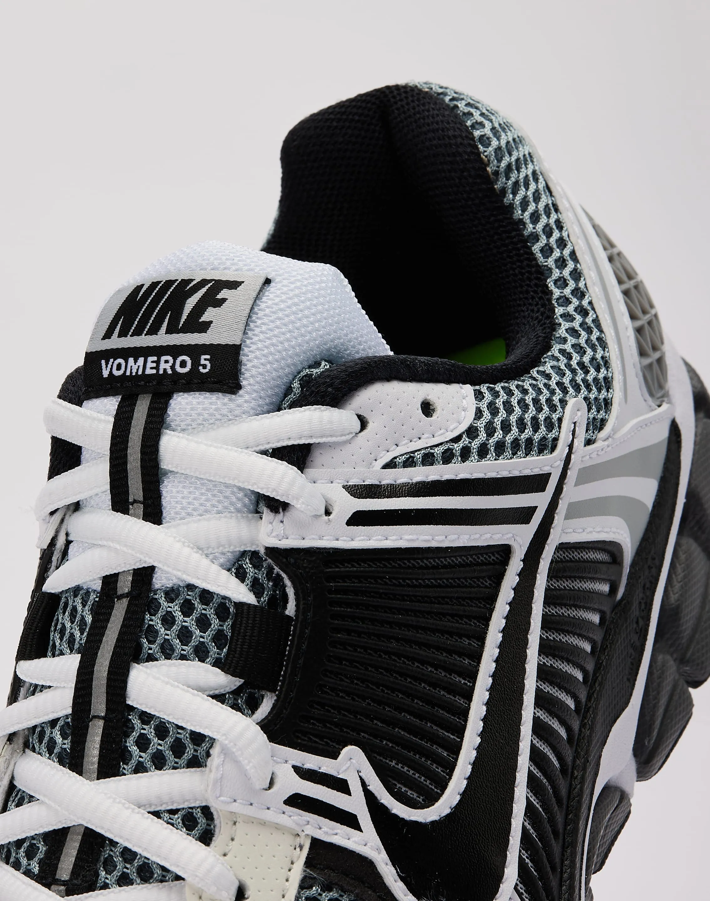 Flexible Design Nike Zoom Vomero 5 SE