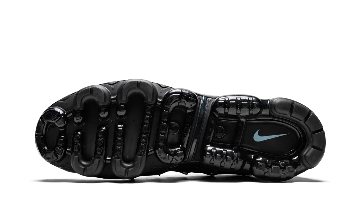 Shock   Proof running in a field shoes Air Vapormax Plus "BLUE FADE"