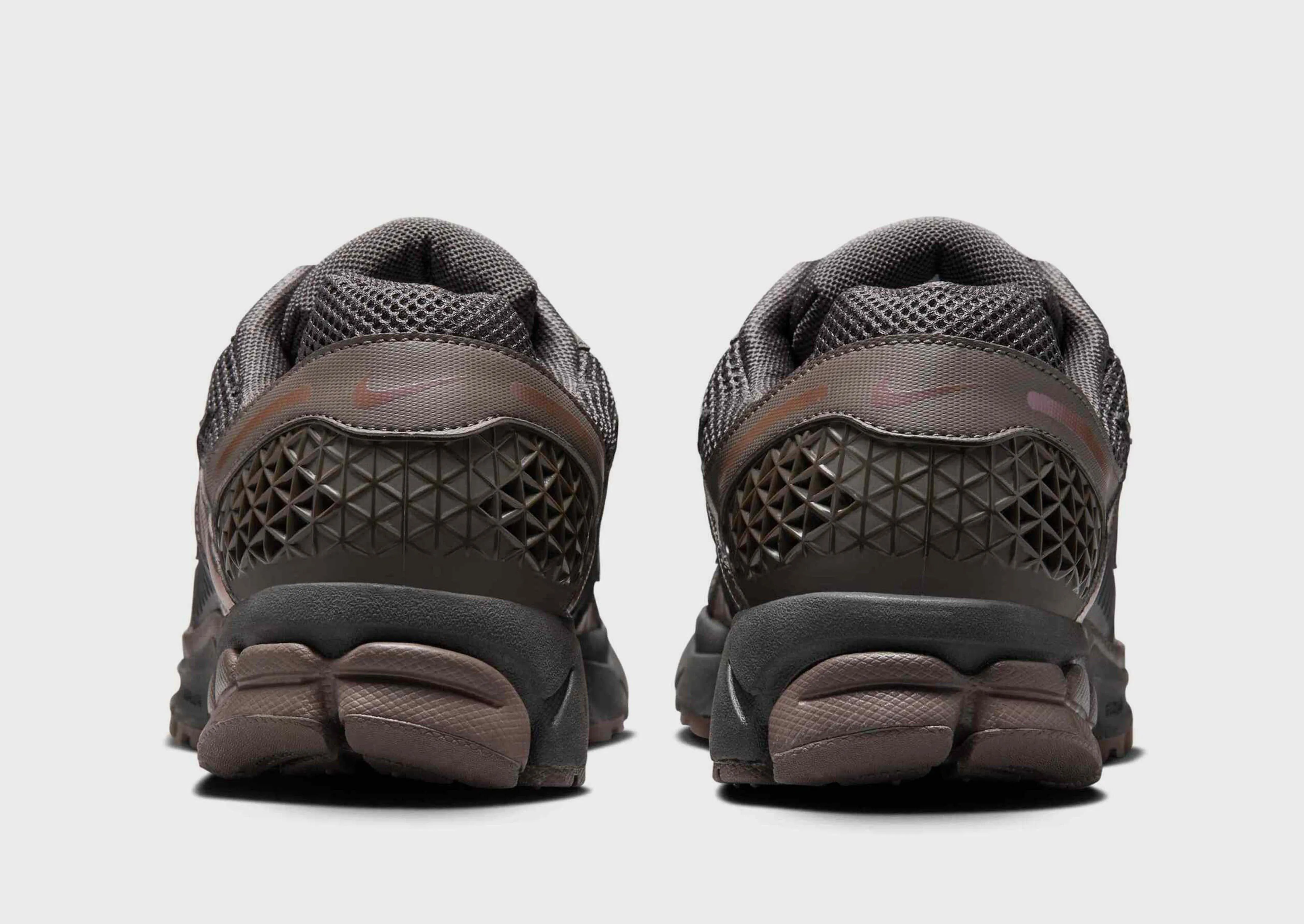 hydration lace - up design Zoom Vomero 5