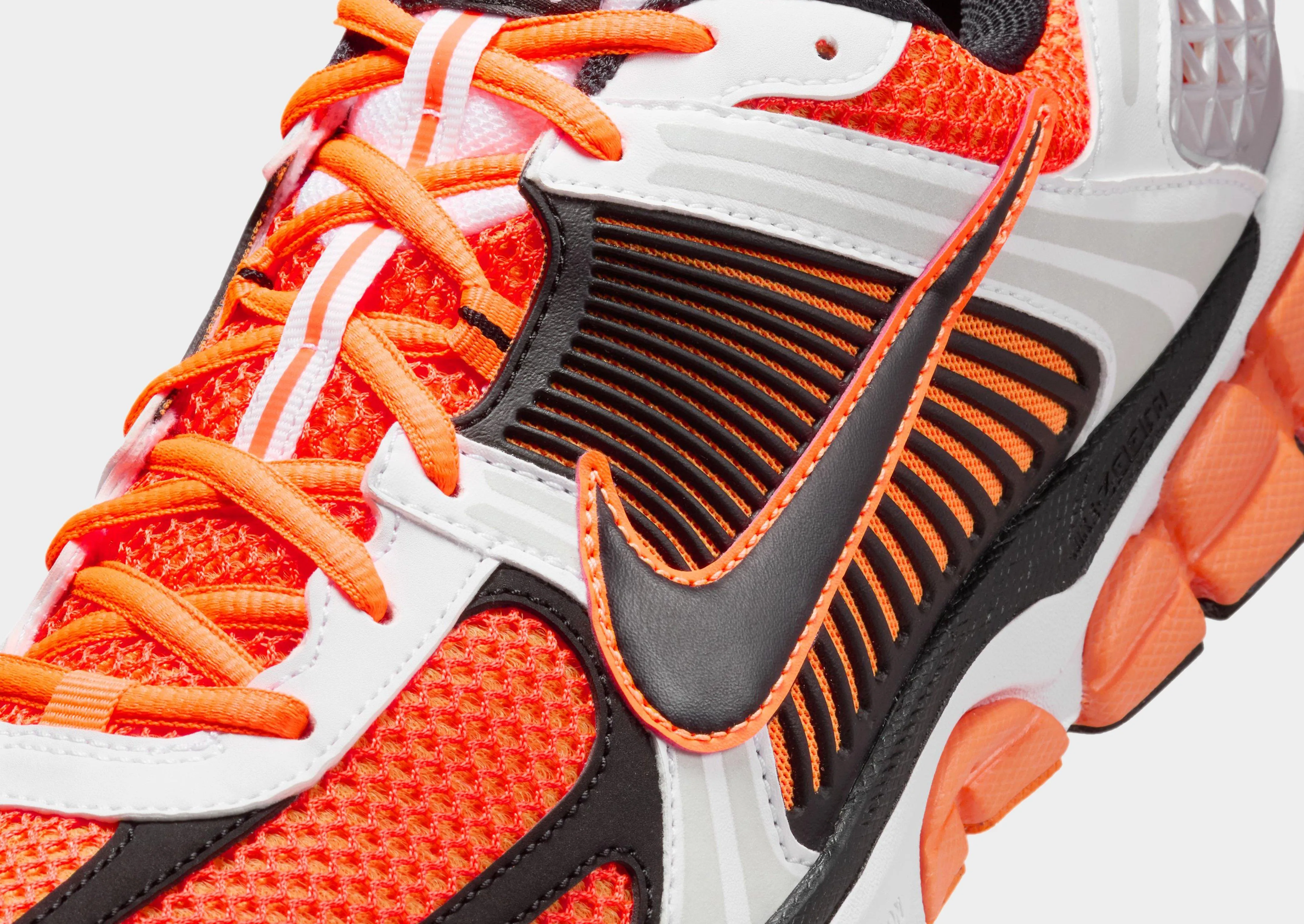 Zoom Vomero 5 running in a steppe area shoes