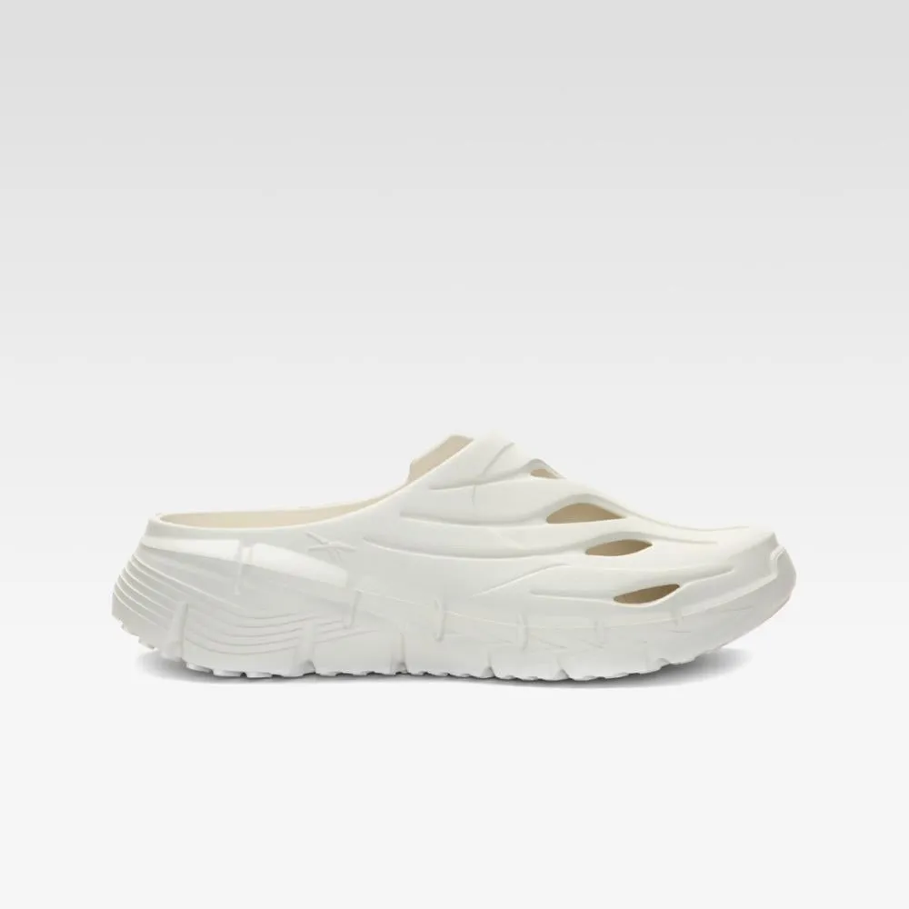 Snowy running traction running in flat tracks shoes Reebok Footwear Men Zig Clog CHALK