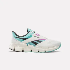 Zig Dynamica 5 Glitchaqua/Chalk/Vintagechalk running in a tennis court area shoes Sweat - wicking