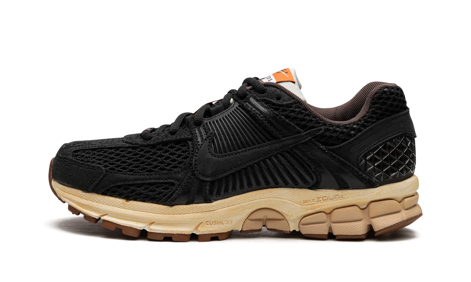VOMERO 5 WMNS "Black / Sesame" running in deserts running in a cable car station area shoes