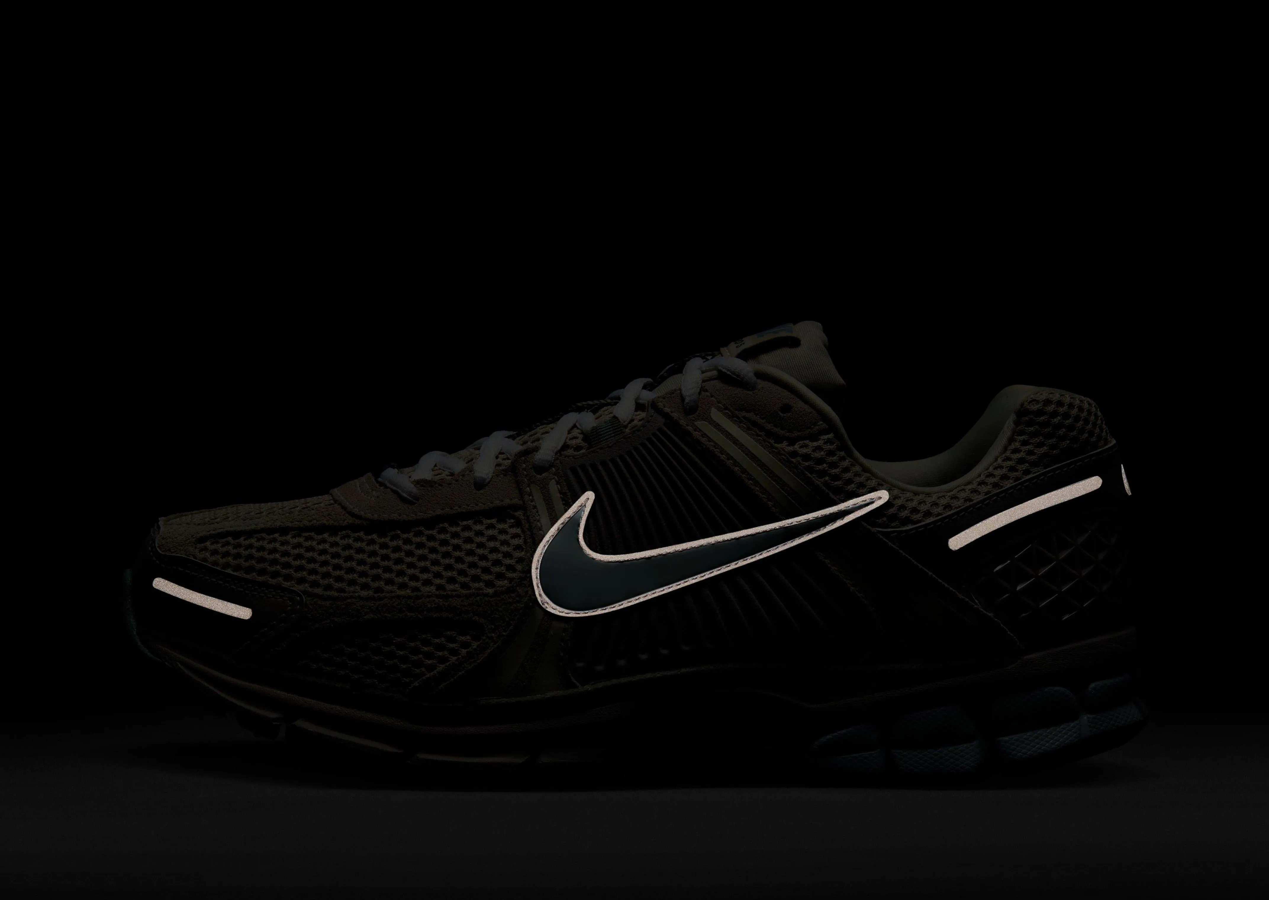 Zoom Vomero 5 SE foot - health snug shoes