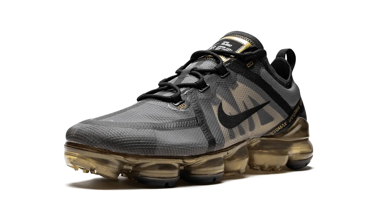running in an airport area shoes Air Vapormax 2019 "Metallic Gold"