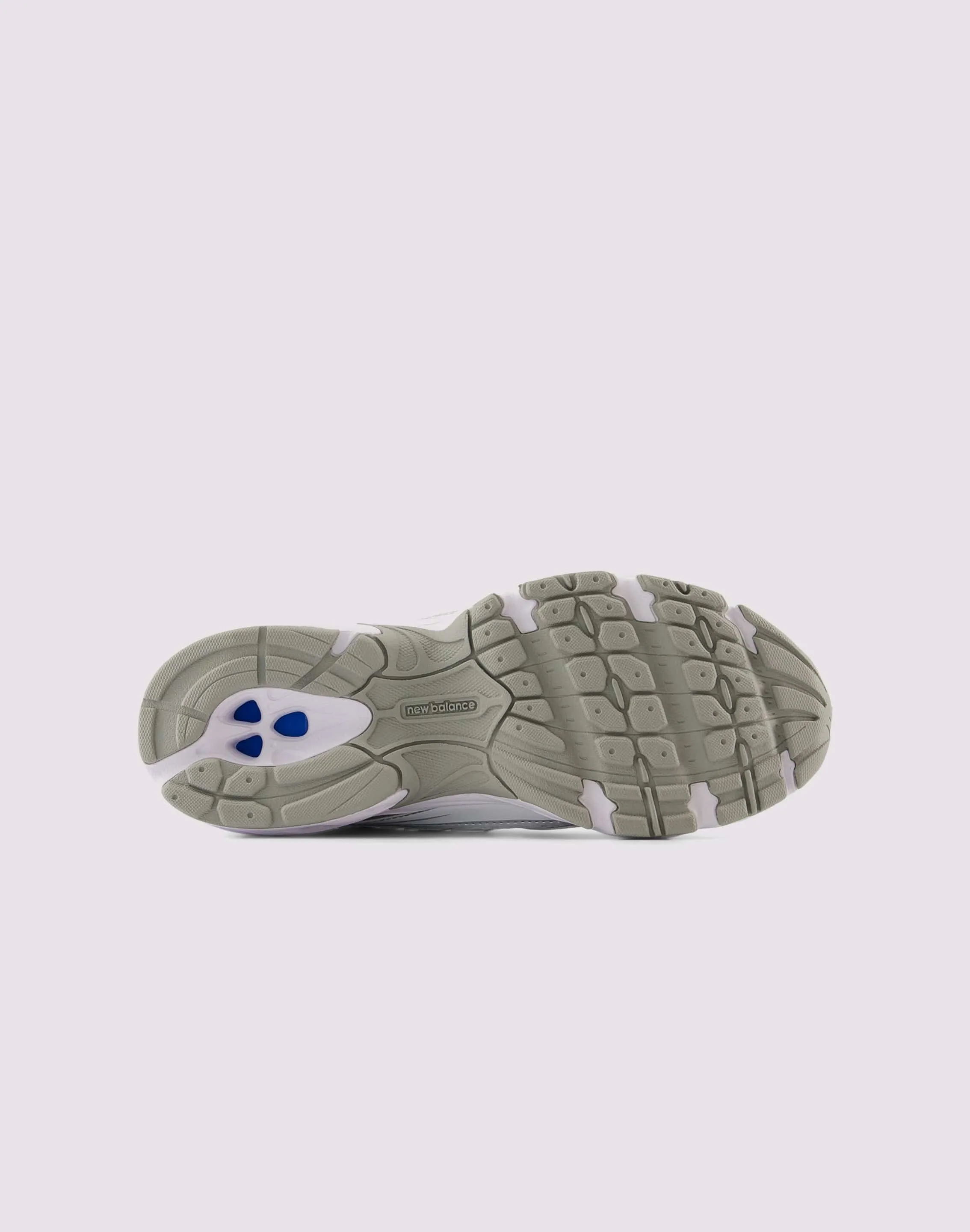 Step Light Stud Cool New Balance 740