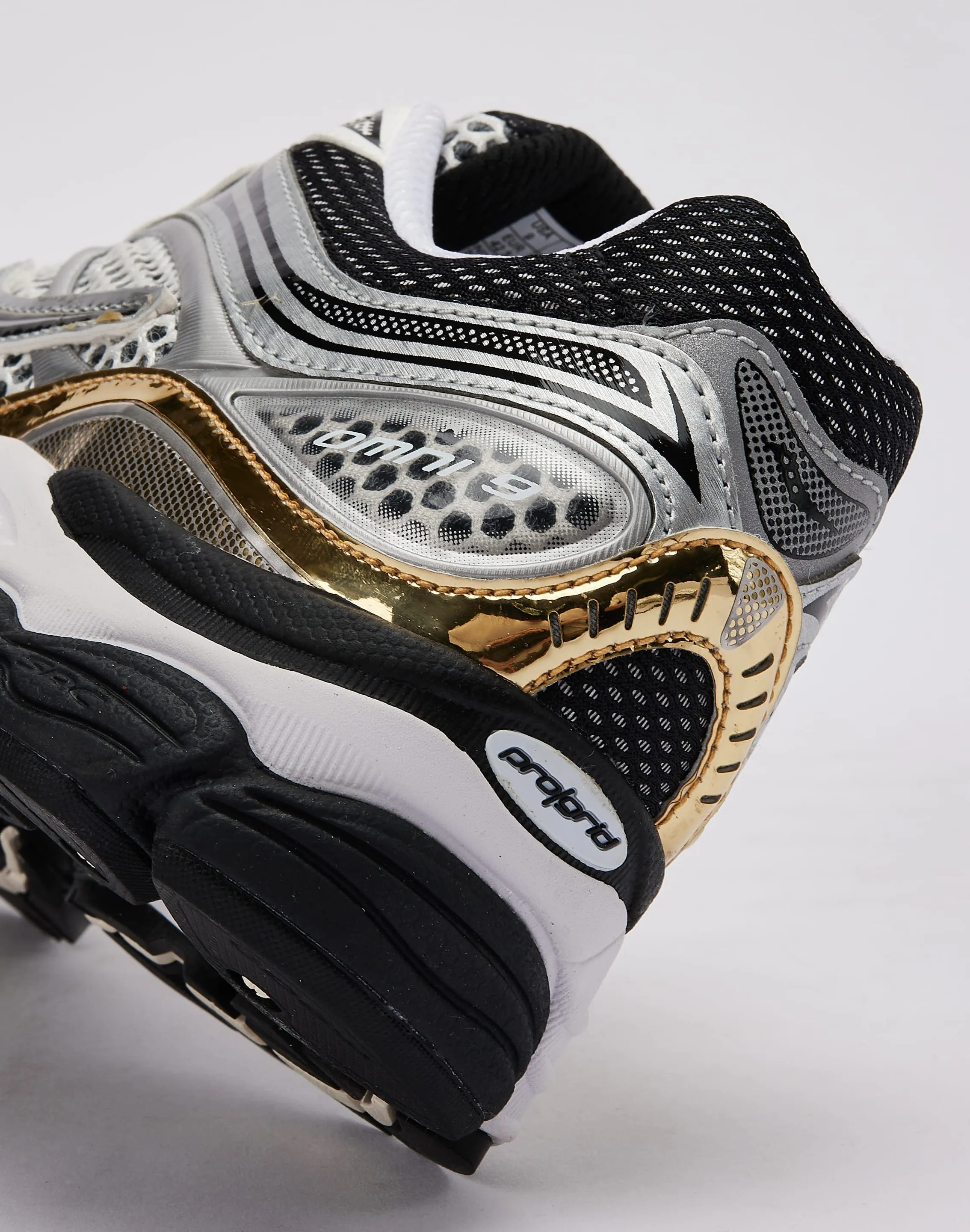 mesh construction Saucony  ProGrid Omni 9