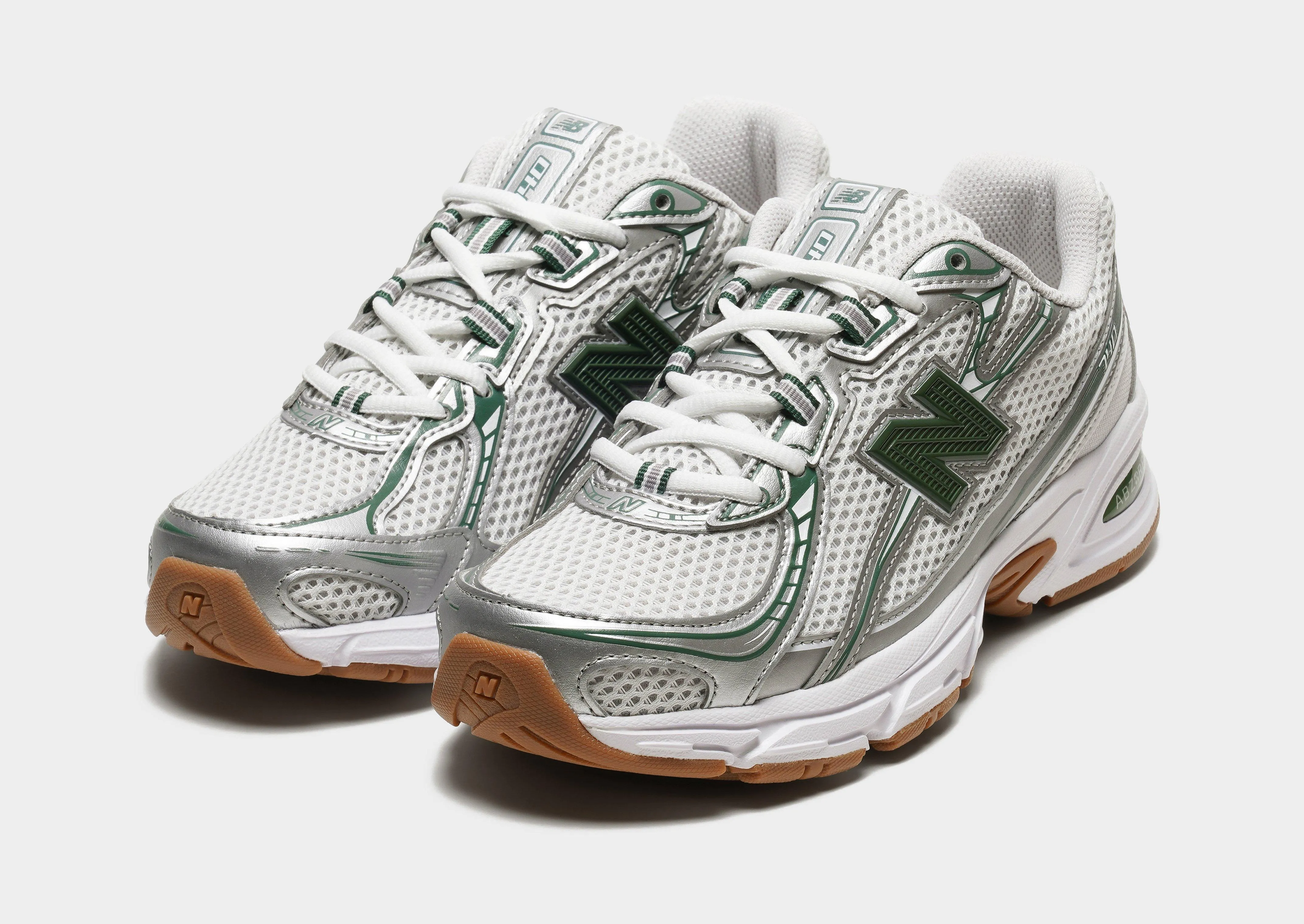casual sneakers 740