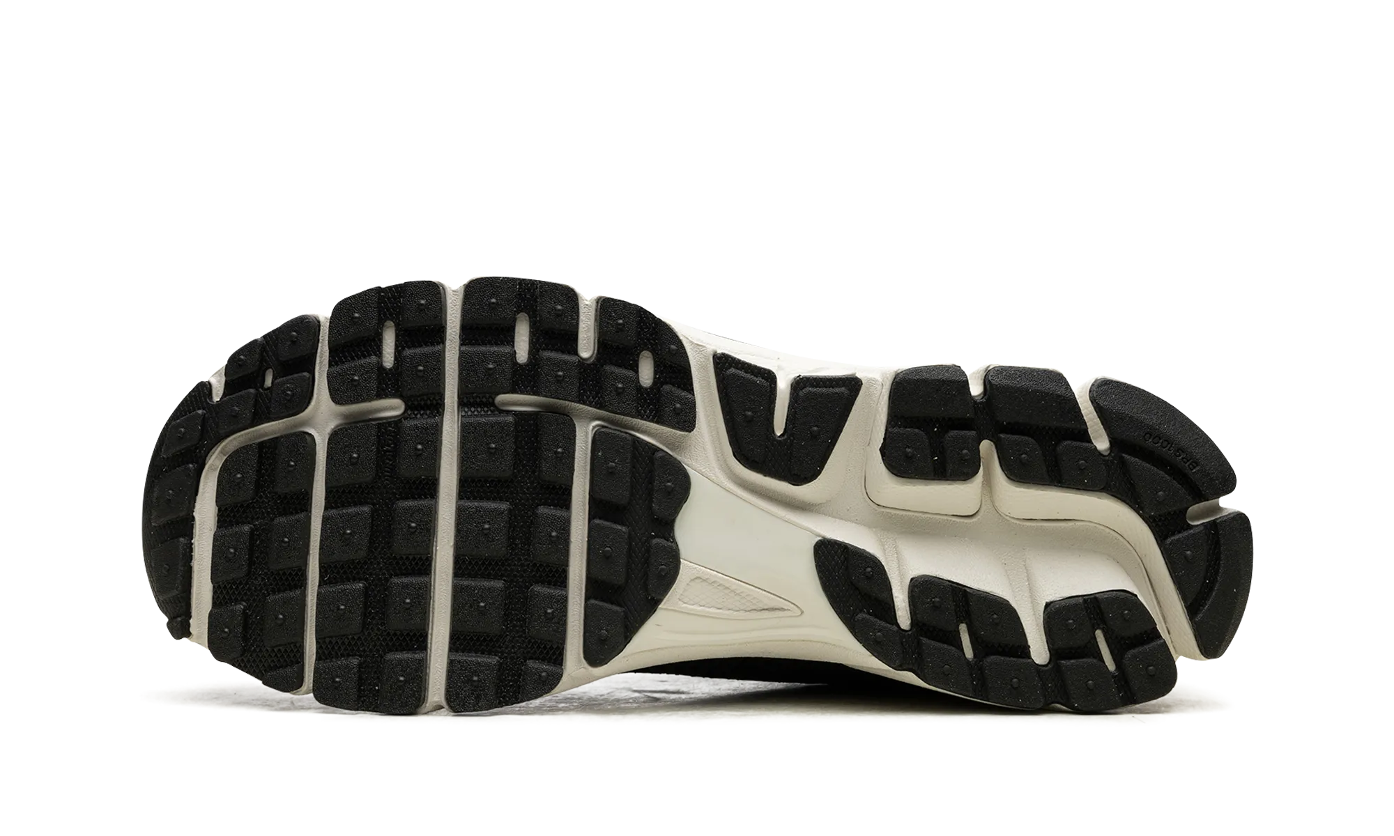 ZOOM VOMERO 5 WMNS "Sequoia" running in dry conditions shoes