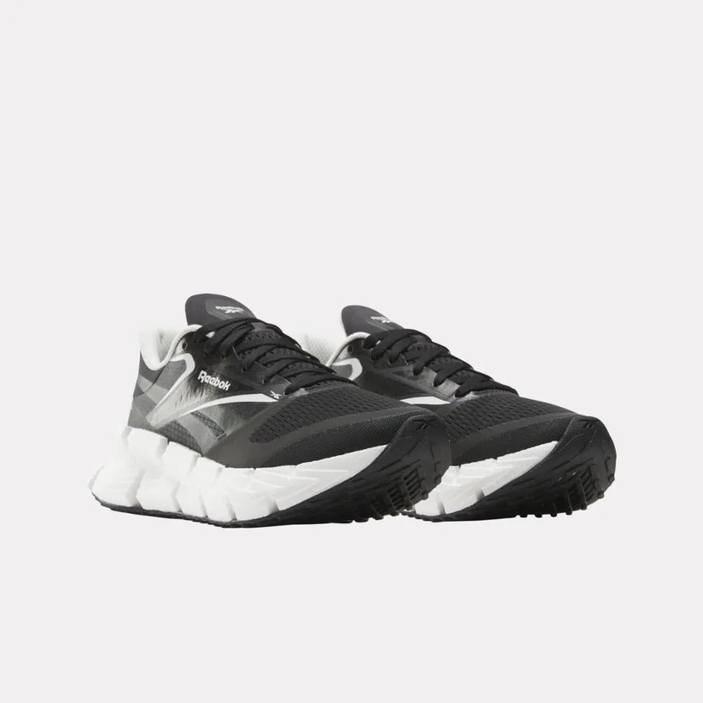 Reebok Footwear Women Floatzig 1 Running Shoes BLACK/GREY 6/FTWR WHITE Amateur - runner running in stadium