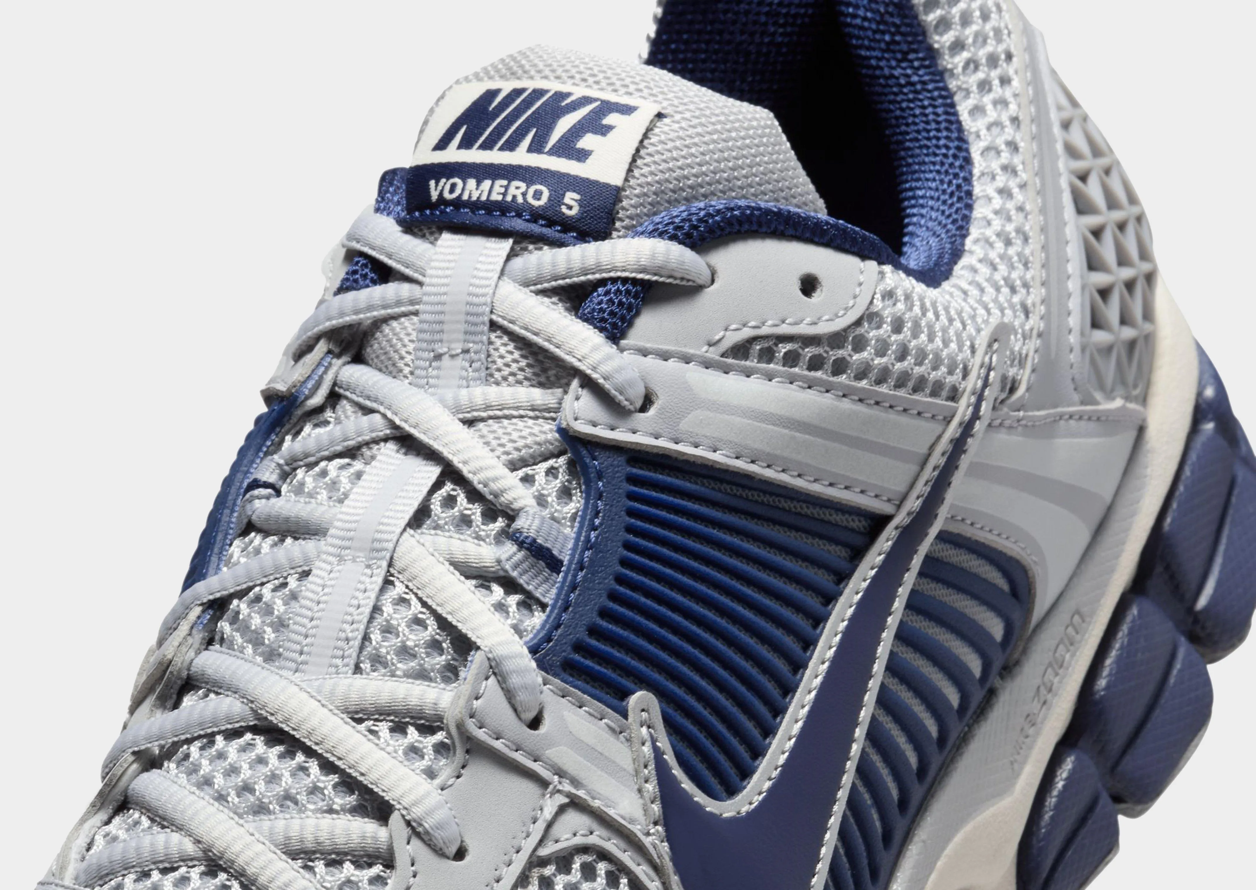 Zoom Vomero 5 running tradition running in a mountain range shoes