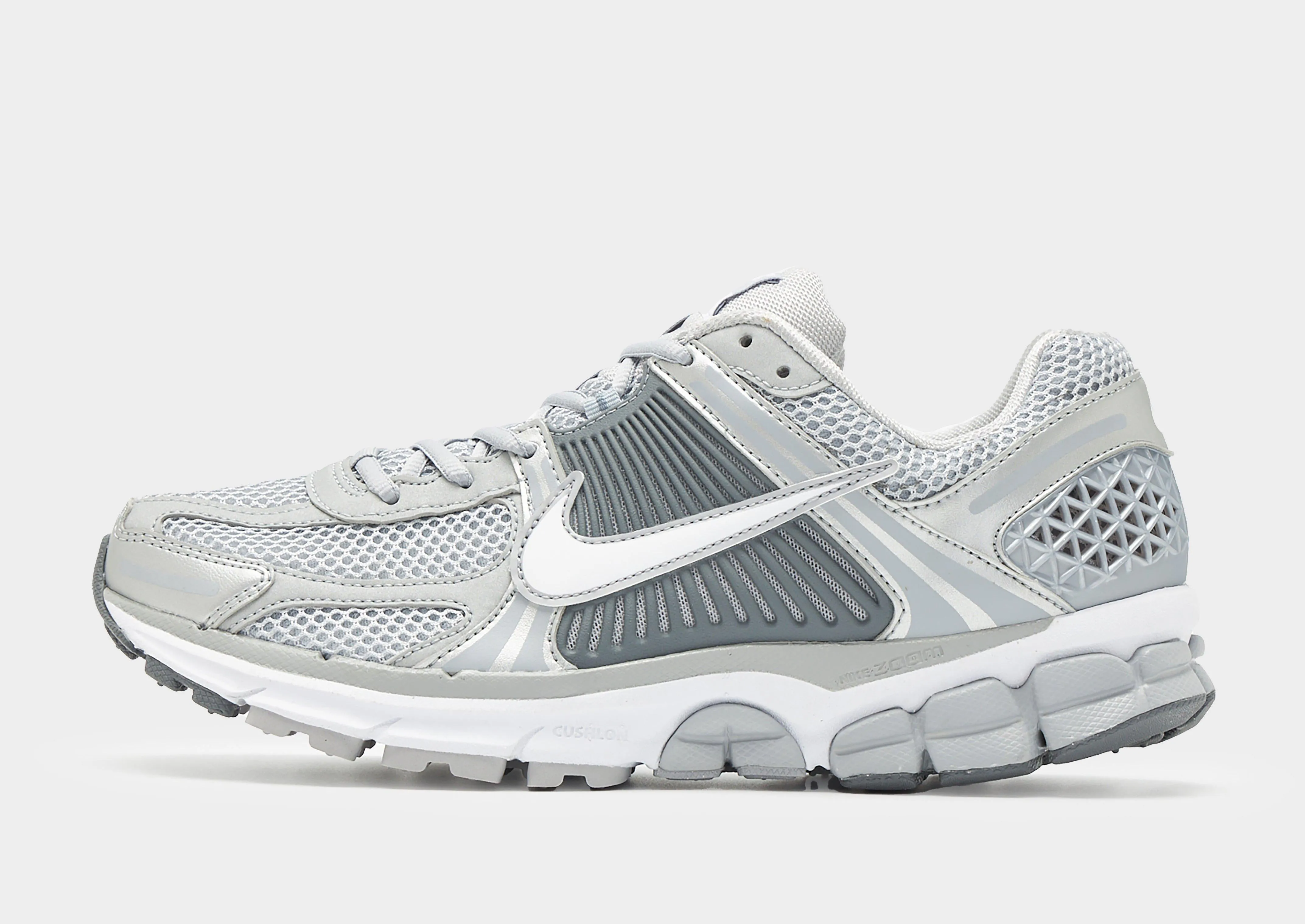 Zoom Vomero 5 running in countryside shoes