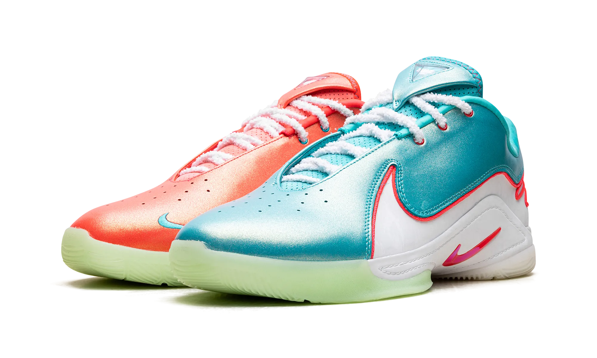 Seamless Toe Box Construction Eva Midsole LeBron 22 "Christmas"