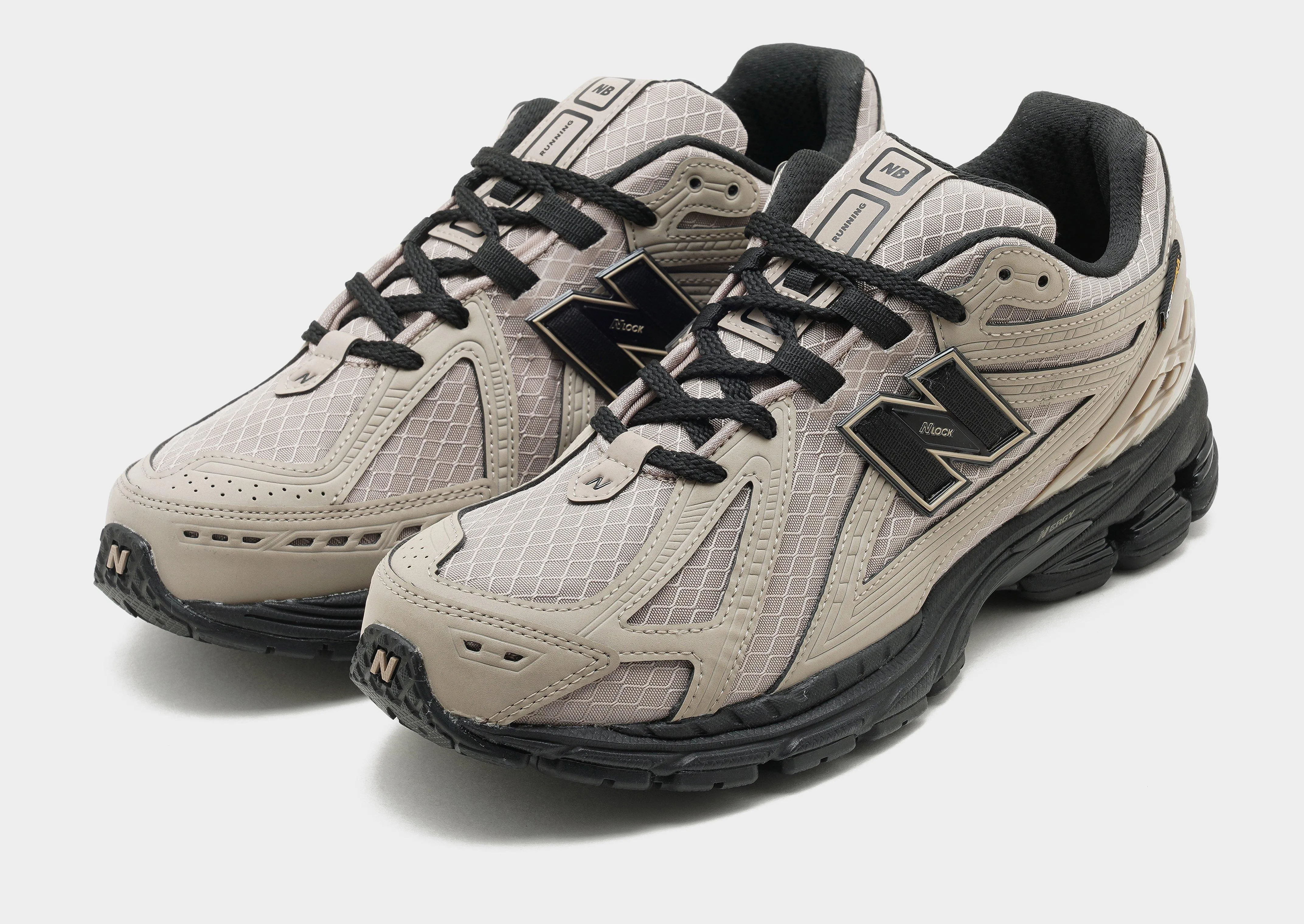 Bouncy midsole 1906R