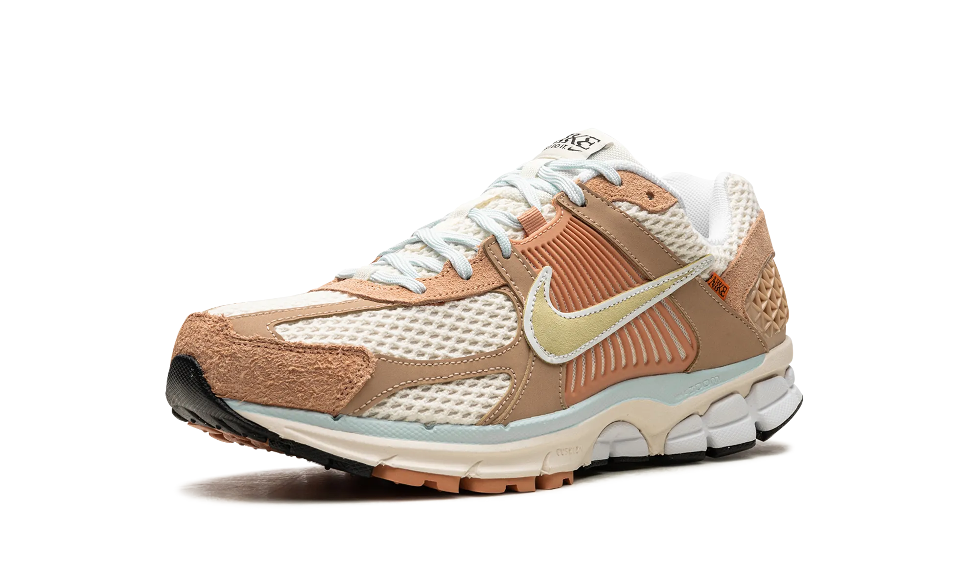 Zoom Vomero 5 "Have a Nike Day" running on inclined ground Foldable Design